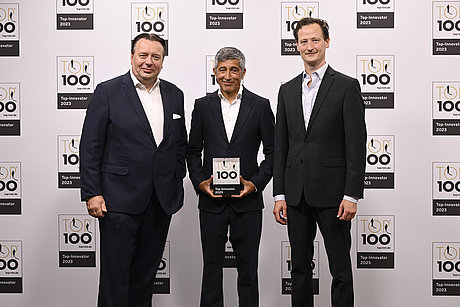 Ranga Yogeshwar (centre) congratulates CEO Enrico Klauer (left) and Dr. Friedrich Rheinheimer (COO)
