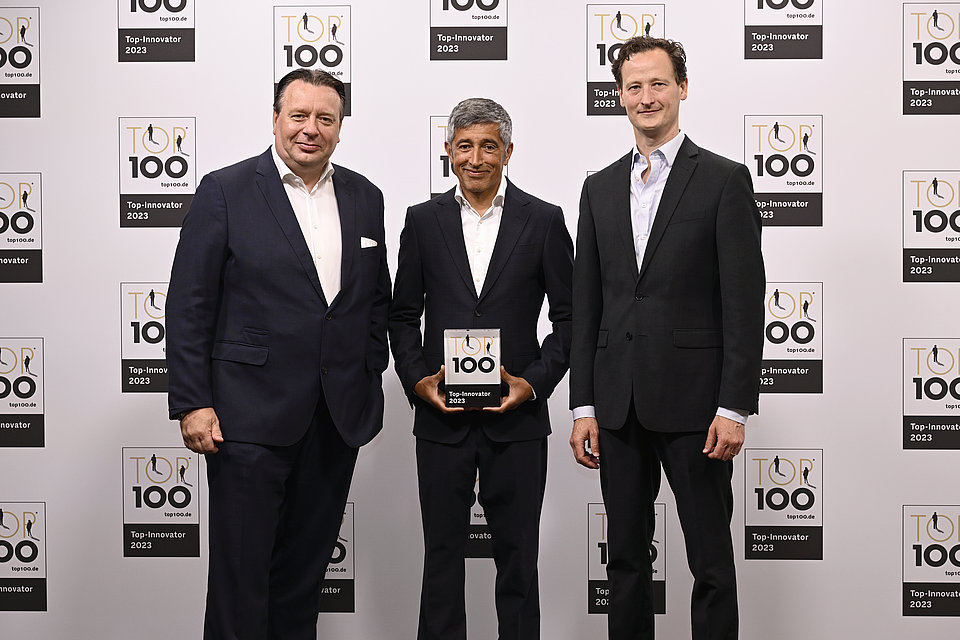 Ranga Yogeshwar (Mitte) gratuliert CEO Enrico Klauer (links) und Dr. Friedrich Rheinheimer (COO)